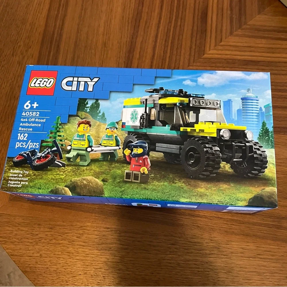 Sealed New Lego City 4x4 Off-Road Ambulance Rescue Car Set 40582 Building Blocks